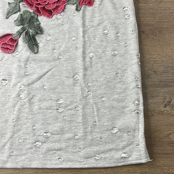 Local Lab Women’s Grey Distressed Embroidered 3D Floral Top, size medium - Picture 5 of 9